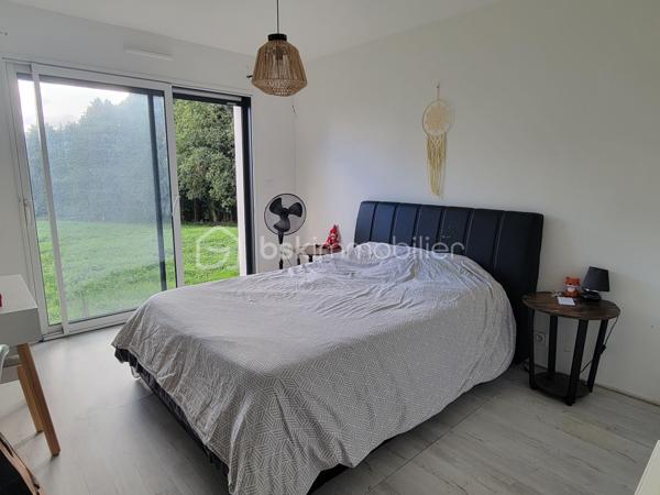 Vous recherchez une maison spacieuse, au calme, avec un grand terrain et un accès pratique aux bassins d’emploi ? Cette maison située à Laurenan pourrait bien vous séduire !

Un cadre de vie privilégié :
Implantée dans un environnement rural agréable, sans être en bord de route et sans vis-à-vis, cette maison bénéficie d’une belle vue dégagée sur la campagne. Avec son terrain de 4 840 m², vous profiterez d’espace, de tranquillité et d’un extérieur propice à de nombreux projets, avec la possibilité d’y aménager une piscine.

Une localisation pratique au quotidien : 5 à 8 minutes de Plémet et Gomené où se trouve : magasins alimentaires, pharmacie, médecins, kinés, maison de santé, boulangeries, banques, coiffeurs, restaurants, stations services, écoles primaires et deux collèges. La proximité de la RN164 facilite les trajets vers les principaux bassins d'emploi de Bretagne comme Loudéac, Le Mené, Merdrignac, St Méen entre 10 et 25 minutes et Rennes à 50 minutes.

Avec ses 133 m² habitables, cette maison offre de beaux volumes et un agencement pensé pour la vie de famille.

Vous découvrirez :
Une vaste pièce de vie de plus de 50 m², réunissant salon, séjour et cuisine ouverte.
4 chambres, dont une suite parentale avec dressing et espace prévu pour une future salle d’eau.
Une salle de bains dont les finitions restent à terminer.
Un garage de 27 m² pratique pour stationner, bricoler ou stocker.

La maison est moderne et déjà confortable. Il vous restera à apporter votre touche personnelle, notamment en réalisant la salle d’eau de la suite parentale, en terminant la salle de bains et décorer les chambres selon vos envies.

Des équipements appréciables
Cuisine équipée et aménagée
Poêle à granulés côté salle à manger
Assainissement individuel conforme.

Les atouts qui font la différence
133 m² habitables.
Terrain de 4 840 m².
4 chambres.
Pièce de vie de plus de 50 m².
Garage de 27 m².
Aucun vis-à-vis.
Vue sur la campagne.
Terrain piscinable.
Environnement calme et accès pratique aux commodités et aux axes routiers.

Une maison idéale pour celles et ceux qui souhaitent profiter de l’espace et de la tranquillité de la campagne, sans renoncer à la praticité du quotidien.
