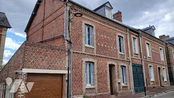 Maison construite en briques, proche du centre ville comprenant :  

  - Au rez de chaussée :...