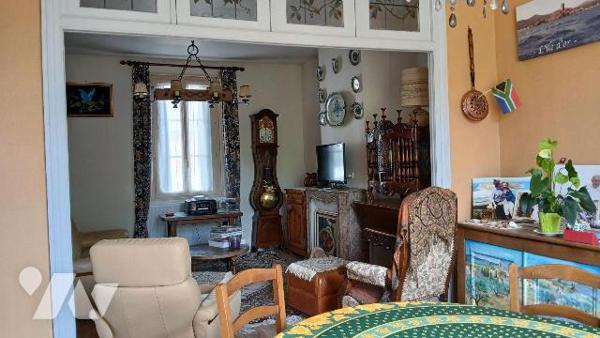 Maison construite en briques, proche du centre ville comprenant :  

  - Au rez de chaussée :...