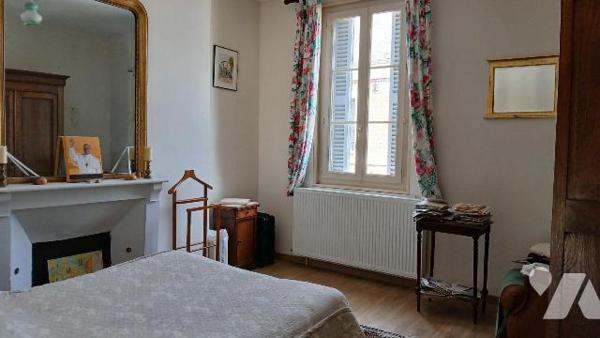 Maison construite en briques, proche du centre ville comprenant :  

  - Au rez de chaussée :...