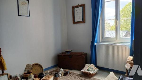 Maison construite en briques, proche du centre ville comprenant :  

  - Au rez de chaussée :...