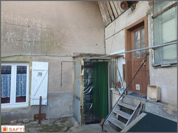 Maison de village à rénover – 100 m² habitables – dépendances – beau terrain –