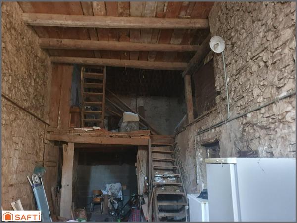 Maison de village à rénover – 100 m² habitables – dépendances – beau terrain –