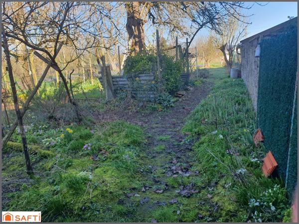 Maison de village à rénover – 100 m² habitables – dépendances – beau terrain –