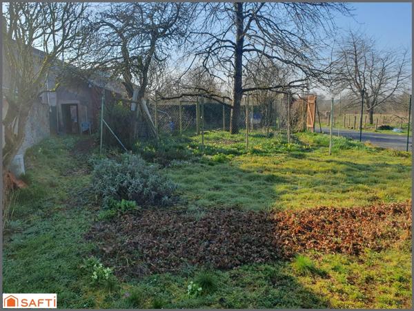 Maison de village à rénover – 100 m² habitables – dépendances – beau terrain –