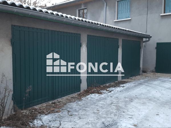 Location Parking 15 m² - 26 PLACE DU 8 MAI 1945 Le Pont De Claix 38800