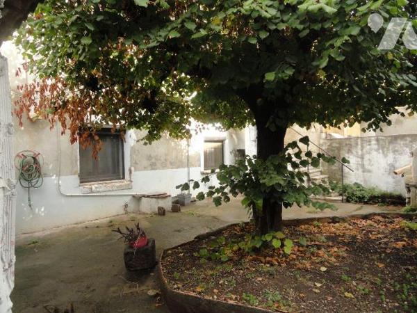 Maison de ville de 129 m² habitables proche de toutes commodités avec cour et garage. Elle se c...