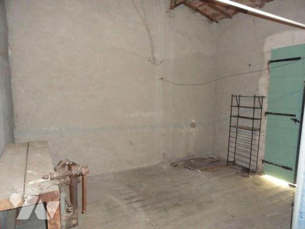 Maison de ville de 129 m² habitables proche de toutes commodités avec cour et garage. Elle se c...