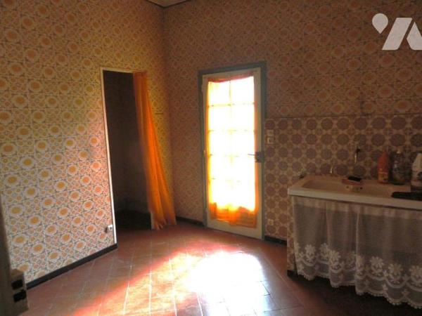 Maison de ville de 129 m² habitables proche de toutes commodités avec cour et garage. Elle se c...