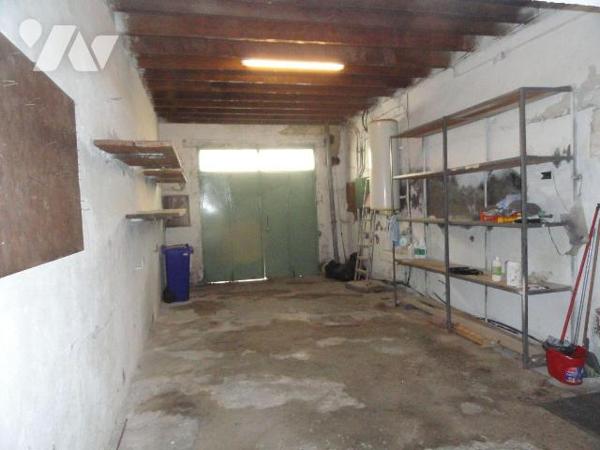 Maison de ville de 129 m² habitables proche de toutes commodités avec cour et garage. Elle se c...