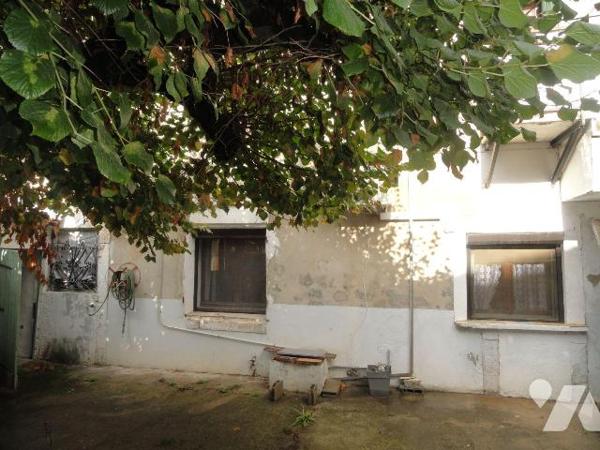 Maison de ville de 129 m² habitables proche de toutes commodités avec cour et garage. Elle se c...