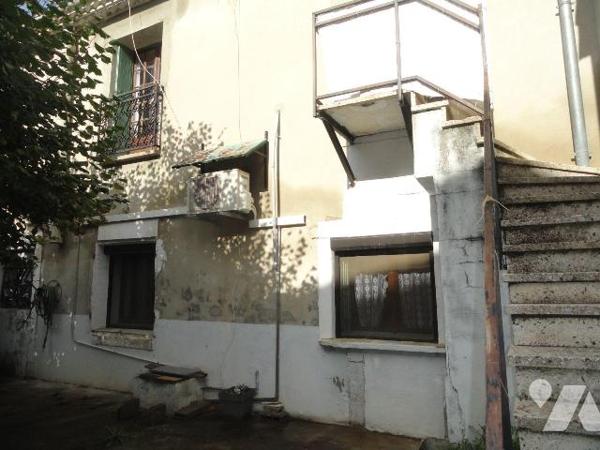 Maison de ville de 129 m² habitables proche de toutes commodités avec cour et garage. Elle se c...