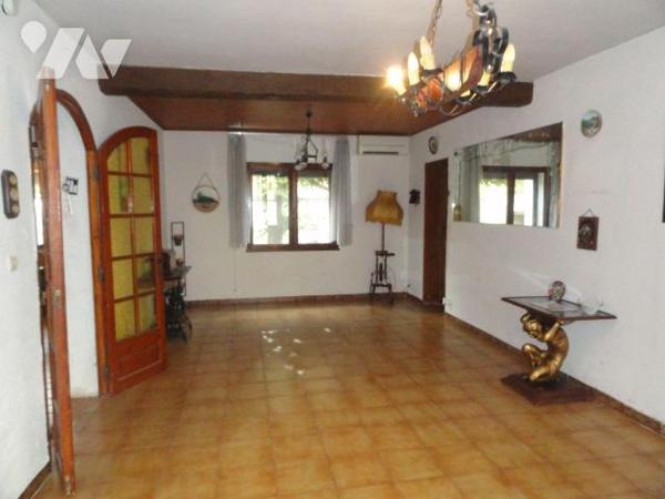 Maison de ville de 129 m² habitables proche de toutes commodités avec cour et garage. Elle se c...