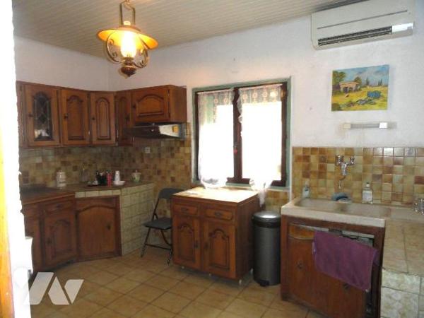 Maison de ville de 129 m² habitables proche de toutes commodités avec cour et garage. Elle se c...