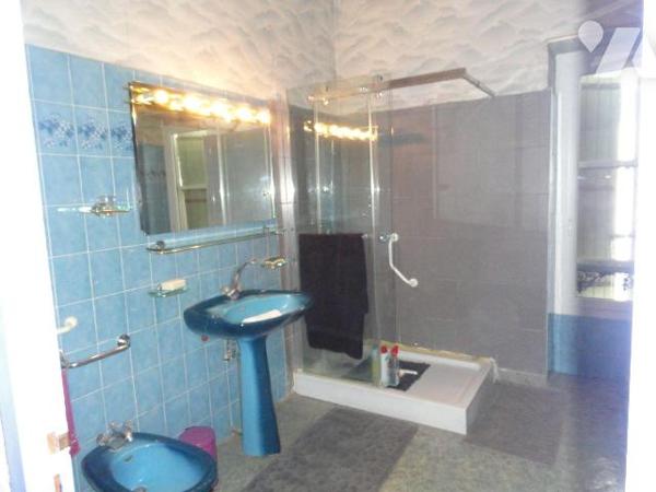 Maison de ville de 129 m² habitables proche de toutes commodités avec cour et garage. Elle se c...