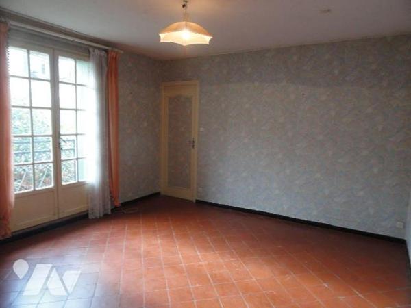 Maison de ville de 129 m² habitables proche de toutes commodités avec cour et garage. Elle se c...