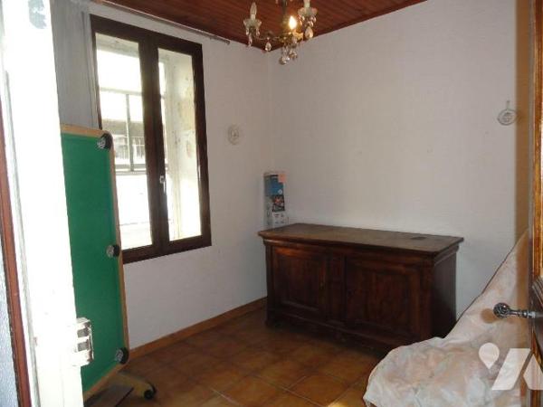 Maison de ville de 129 m² habitables proche de toutes commodités avec cour et garage. Elle se c...