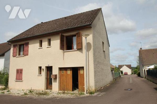 Cette maison de 70 m², construite en 1983 sur un terrain de 432 m²,comprend au rez-de-chaussée ...