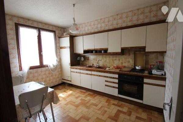 Cette maison de 70 m², construite en 1983 sur un terrain de 432 m²,comprend au rez-de-chaussée ...