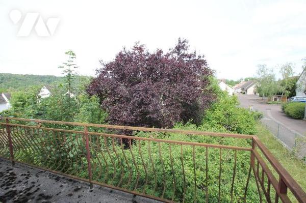 Cette maison de 70 m², construite en 1983 sur un terrain de 432 m²,comprend au rez-de-chaussée ...