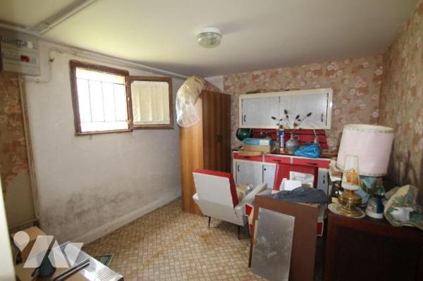 Cette maison de 70 m², construite en 1983 sur un terrain de 432 m²,comprend au rez-de-chaussée ...