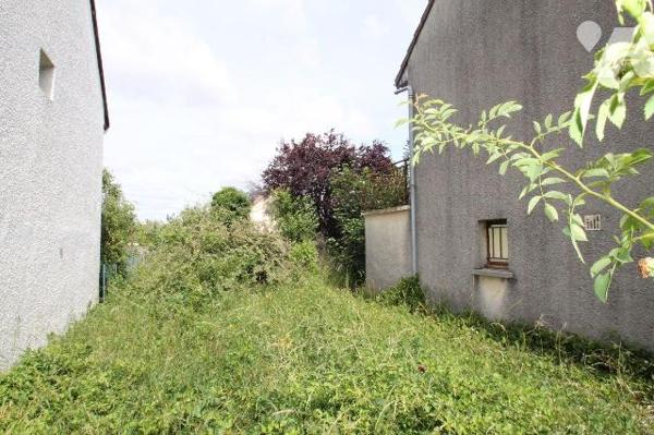 Cette maison de 70 m², construite en 1983 sur un terrain de 432 m²,comprend au rez-de-chaussée ...