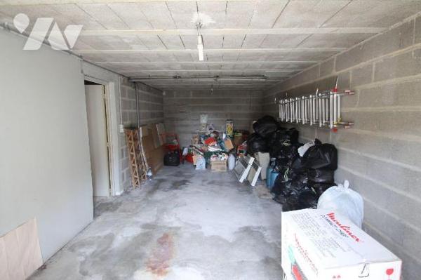 Cette maison de 70 m², construite en 1983 sur un terrain de 432 m²,comprend au rez-de-chaussée ...