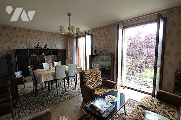 Cette maison de 70 m², construite en 1983 sur un terrain de 432 m²,comprend au rez-de-chaussée ...