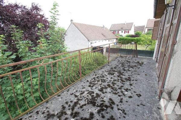 Cette maison de 70 m², construite en 1983 sur un terrain de 432 m²,comprend au rez-de-chaussée ...