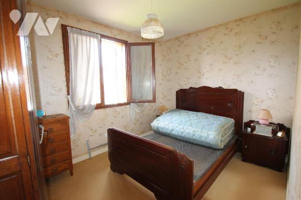 Cette maison de 70 m², construite en 1983 sur un terrain de 432 m²,comprend au rez-de-chaussée ...