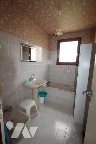 Cette maison de 70 m², construite en 1983 sur un terrain de 432 m²,comprend au rez-de-chaussée ...