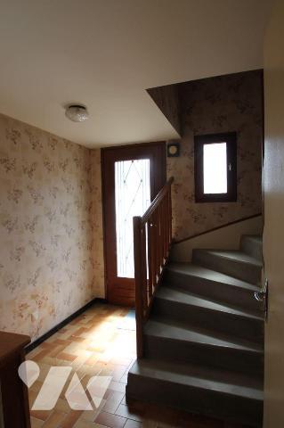 Cette maison de 70 m², construite en 1983 sur un terrain de 432 m²,comprend au rez-de-chaussée ...