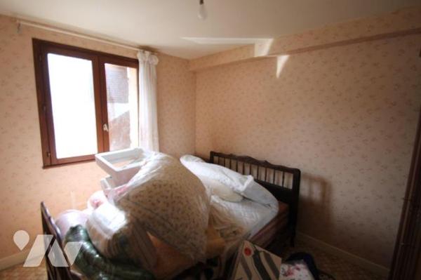 Cette maison de 70 m², construite en 1983 sur un terrain de 432 m²,comprend au rez-de-chaussée ...