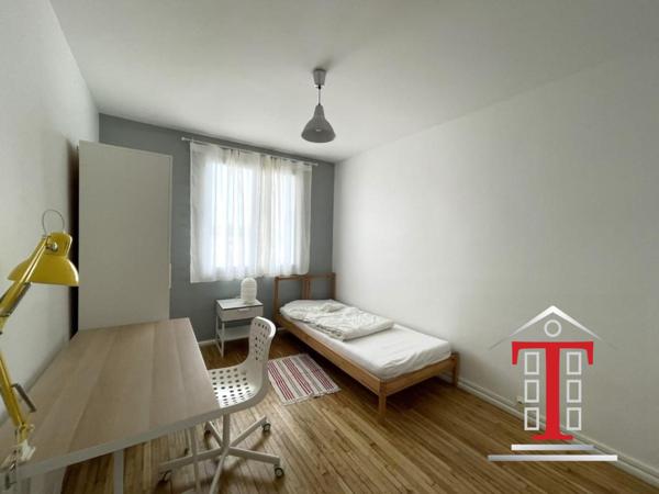 Chambre meublée en colocation