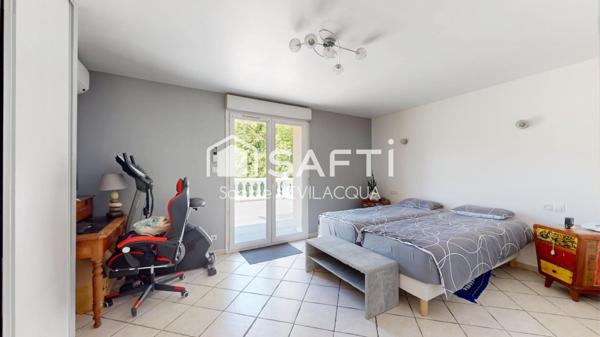 MAISON INDIVIDUELLE SANS VIS A VIS AVEC TERRAIN ET HANGAR