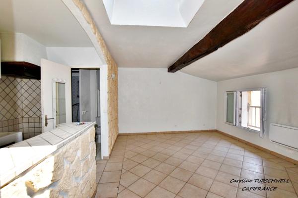 SOLLIES TOUCAS (83) - IMMEUBLE/MAISON DE VILLAGE DE 2 APPARTEMENTS + 1 LOCAL