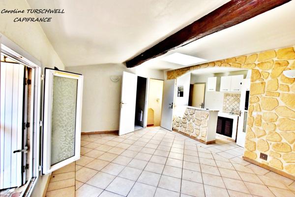 SOLLIES TOUCAS (83) - IMMEUBLE/MAISON DE VILLAGE DE 2 APPARTEMENTS + 1 LOCAL