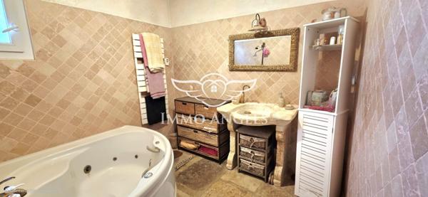 Propriété de caractère avec domaine viticole en AOP Costières de Nîmes