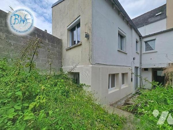 Travaux à prévoir
Cette maison de ville développée sur trois niveaux offre un beau potentiel d...