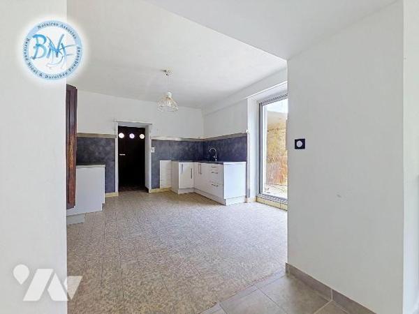 Travaux à prévoir
Cette maison de ville développée sur trois niveaux offre un beau potentiel d...