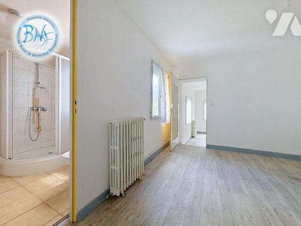 Travaux à prévoir
Cette maison de ville développée sur trois niveaux offre un beau potentiel d...