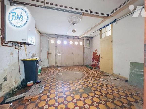 Travaux à prévoir
Cette maison de ville développée sur trois niveaux offre un beau potentiel d...