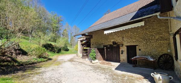 Charmant corps de ferme à 3' du lac d'Aiguebelette- 25' de Chambéry. 1h de LYON.