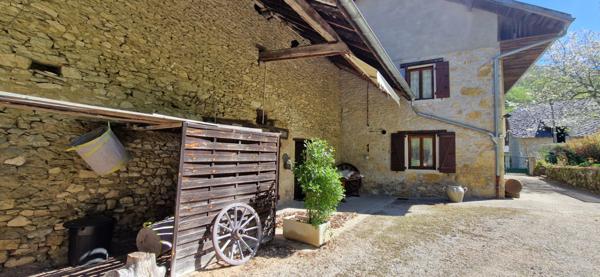 Charmant corps de ferme à 3' du lac d'Aiguebelette- 25' de Chambéry. 1h de LYON.