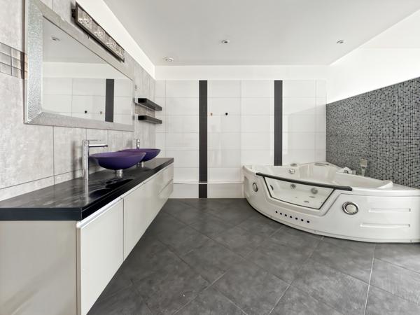 Loft
         4 pièces
        - 106 m² Bien prestige 1 250 000 € *