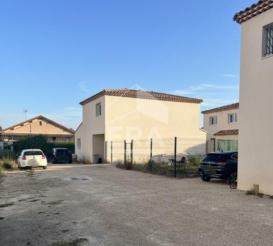 Maison récente avec garage et extérieur