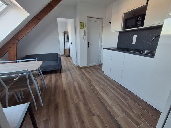 Studio à louer au dernier étage avec parking à Saint Nazaire