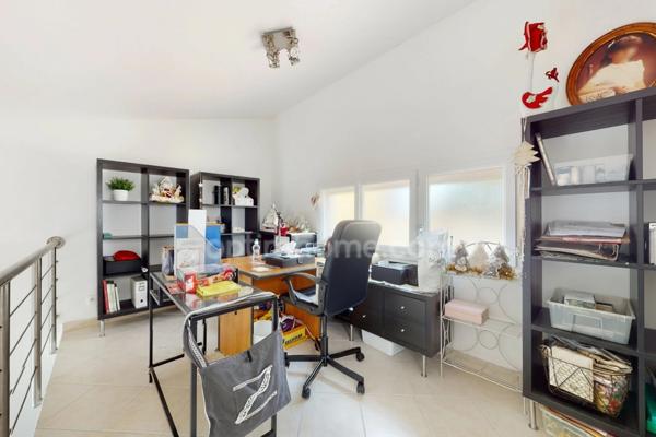 MARTIGUES (13) : à vendre Maison 4 chambres et bureau, 2 appartements T3 et T4, garage sur terrain 859m²