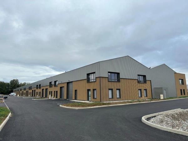 Local d'activité à vendre BOURGOIN JALLIEU (38), local d'une surface totae de 234 m² dont 182 m² d'activité, 26 m² de bureaux aménagés et 26 m² de stockage en mezzanine + 1 stationnement