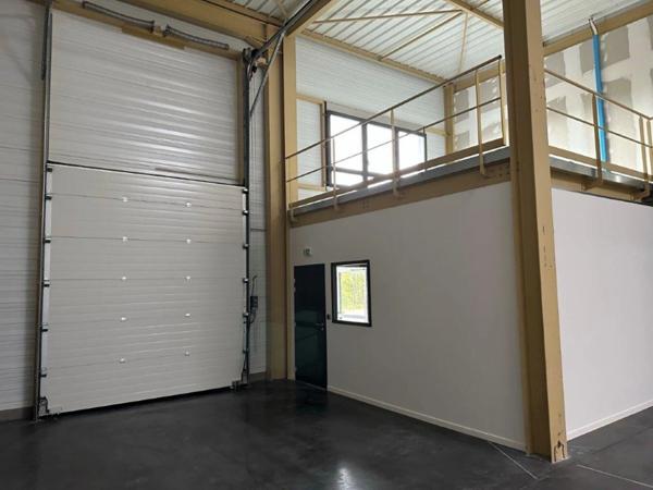 Local d'activité à vendre BOURGOIN JALLIEU (38), local d'une surface totae de 234 m² dont 182 m² d'activité, 26 m² de bureaux aménagés et 26 m² de stockage en mezzanine + 1 stationnement